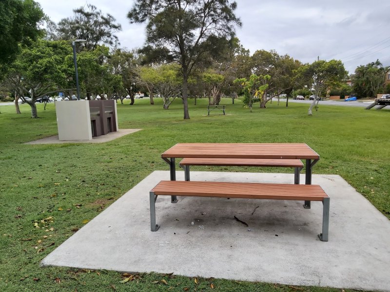 GOLDEN FOUR PARK BBQ Area