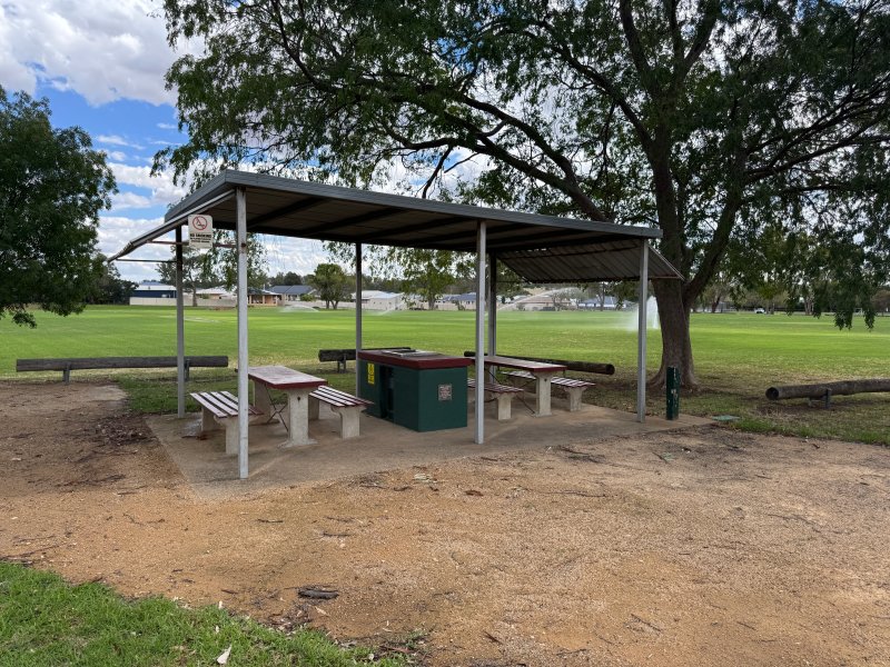 HENRY LAWSON'S BIRTHPLACE BBQ Area