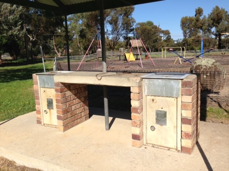 COONALPYN SOLDIERS MEMORIAL PARK BBQ Area