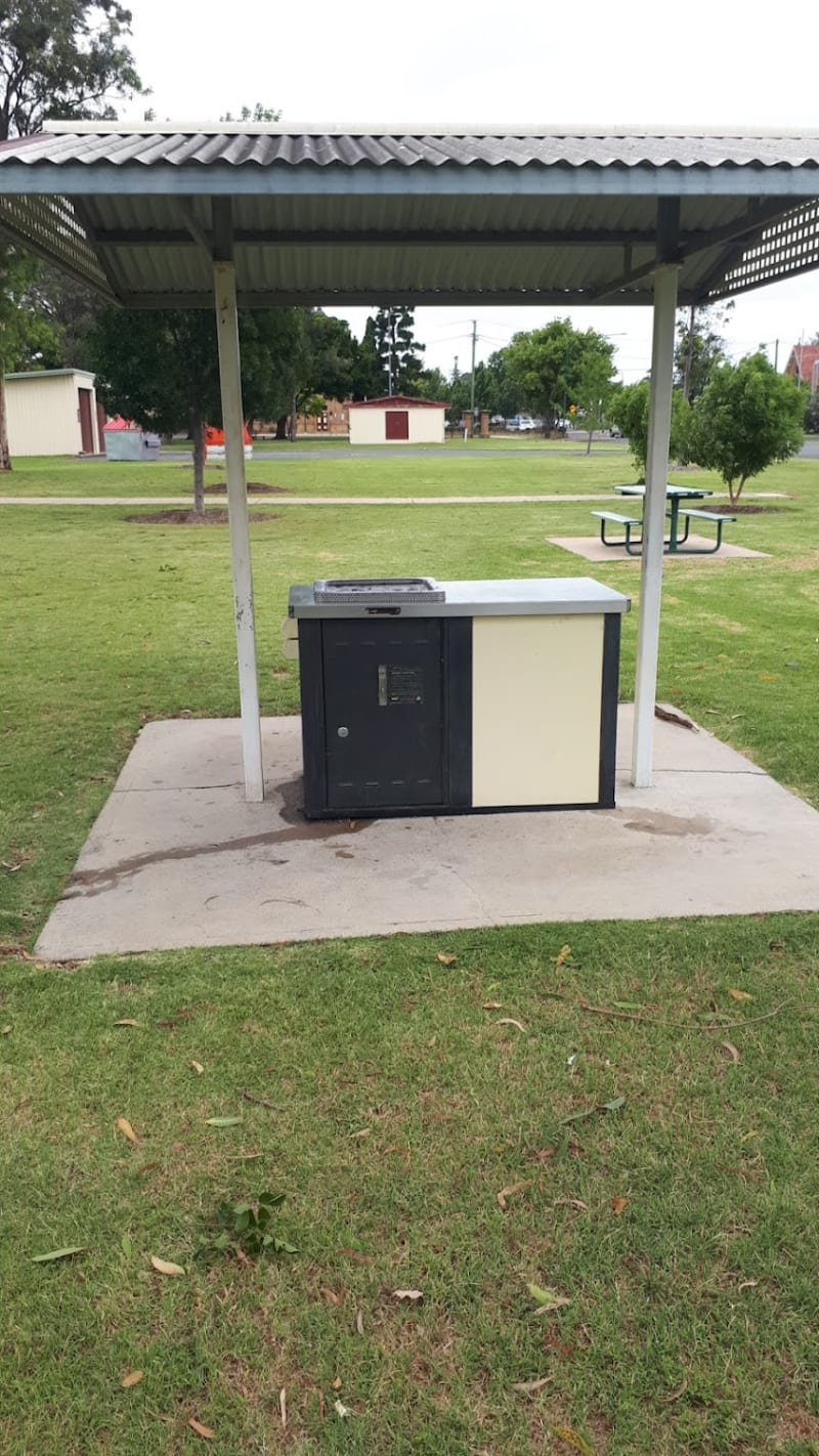 ĹESLIE PARK BBQ Area